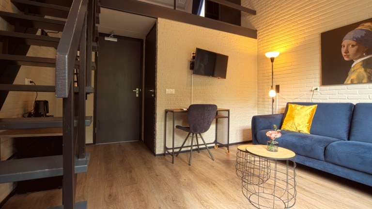 Vide kamer met balkon