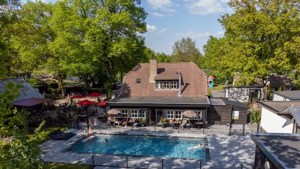 Brasserie en zwembad -  Camping de Vinkenkamp