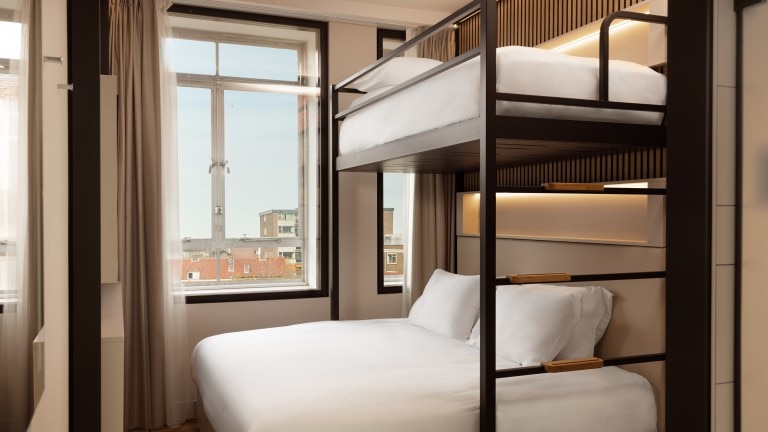 King kamer met stapelbed - Motto by Hilton Rotterdam Blaak
