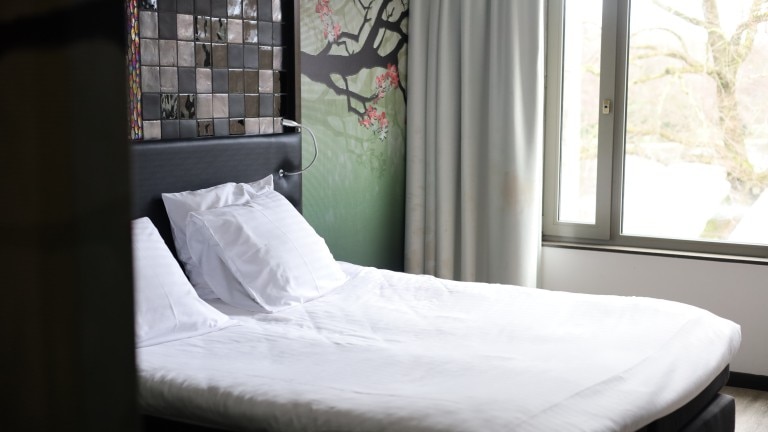 Komfortable Zimmer mit Blick auf den Teich