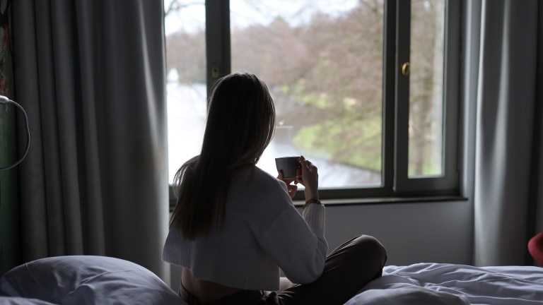 Komfortable Zimmer mit Blick auf den Teich