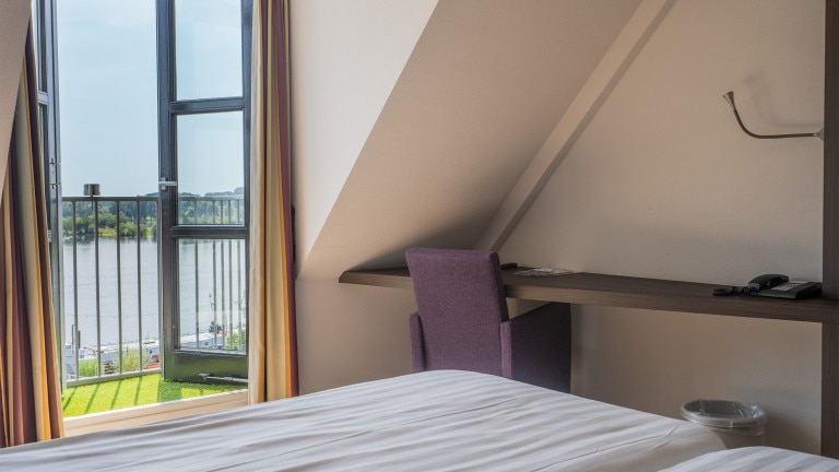 Ruime kamer met Maaszicht