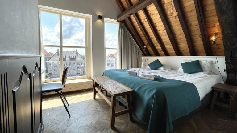 Tweepersoonskamer met pleinzicht