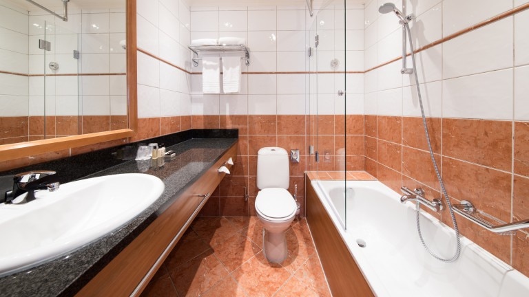 Badezimmer mit Badewanne