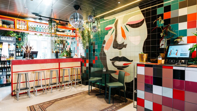 Receptie en bar - The Green Elephant Hostel en Spa