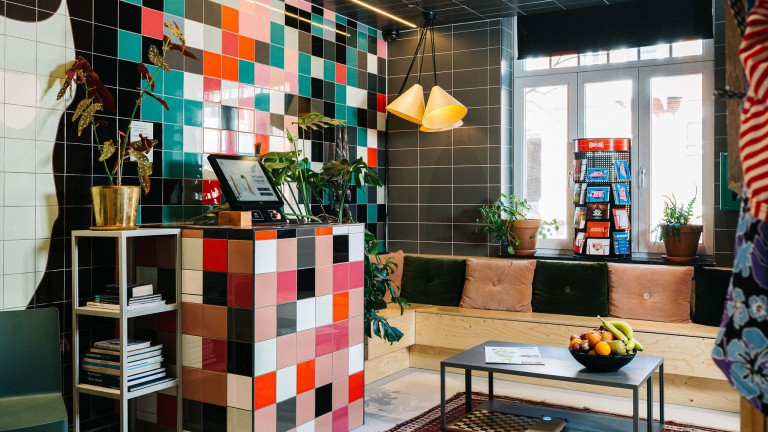 Receptie en bar - The Green Elephant Hostel en Spa