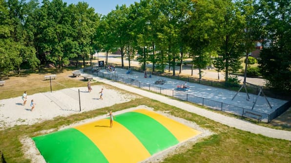 Speeltuin en volleybalveld - Landal PUUR Exloo