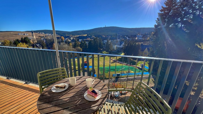Uitzicht balkon - Summit of Saxony Resort Oberwiesenthal