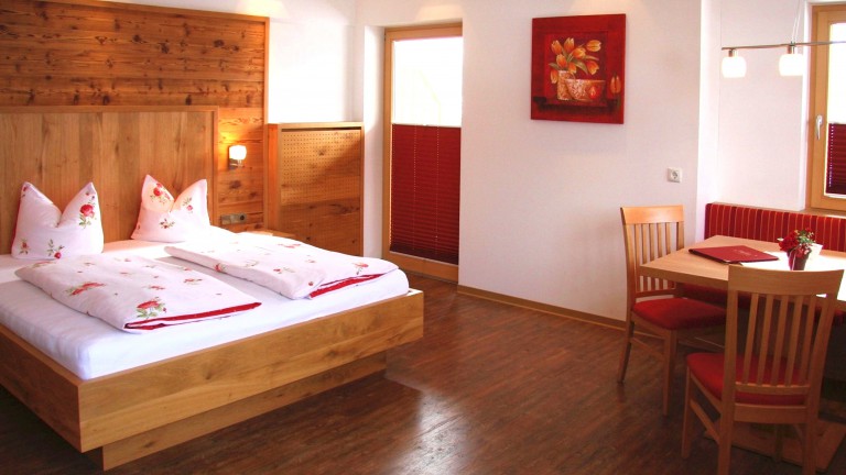 Kamer met tweepersoonsbed en zitje