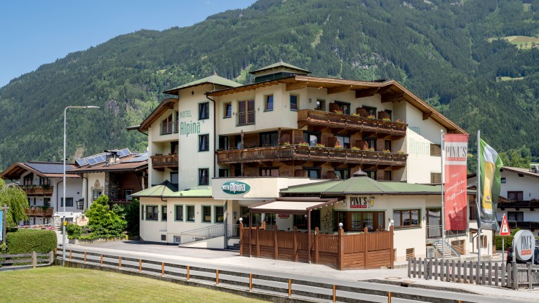 Exterieur van Hotel Alpina.
