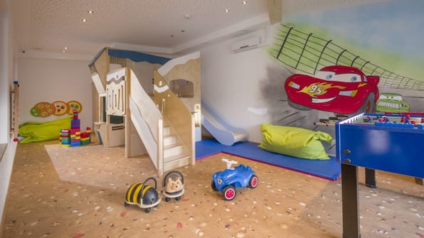 Speelkamer - Hotel Alpina Speelkamer met glijbaan, zitzak, tafeltennistafel en blokken.