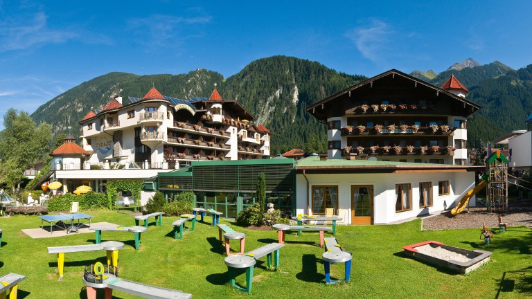 Exterieur van Sport en Spa Hotel Strass