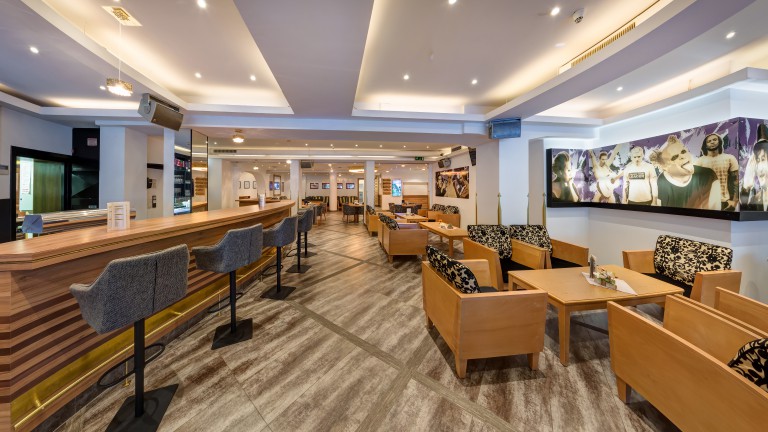 Lounge met bargedeelte en televisie