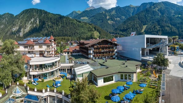 Exterieur van Sport en Spa Hotel Strass met uitzicht op de bergen.