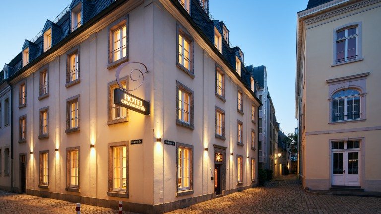 Voorkant van Boutique-Hotel Orangerie in de avond.