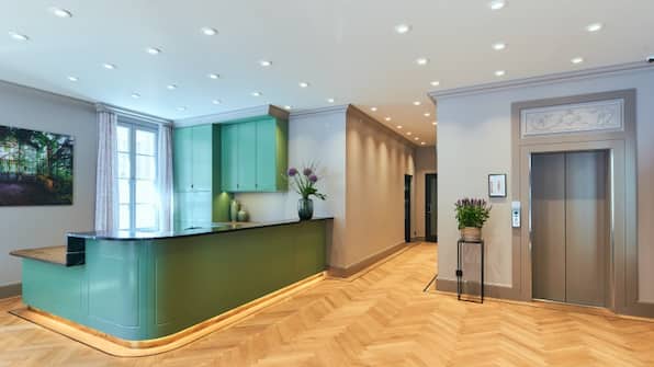 Receptie en de ingang van de lift.