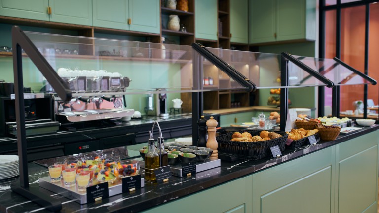 Vitrine van het ontbijtbuffet