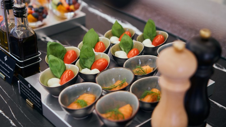 Caprese en zalmrolletjes