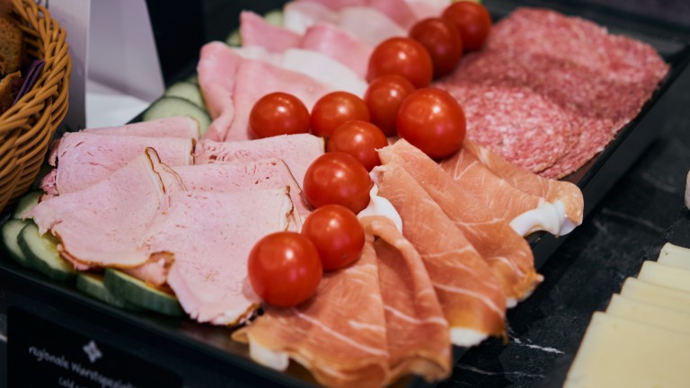 Ontbijtbuffet met diverse soorten beleg zoals vleeswaren en kaas.