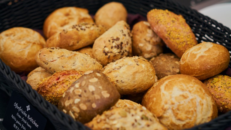 Diverse broodjes van het ontbijtbuffet.