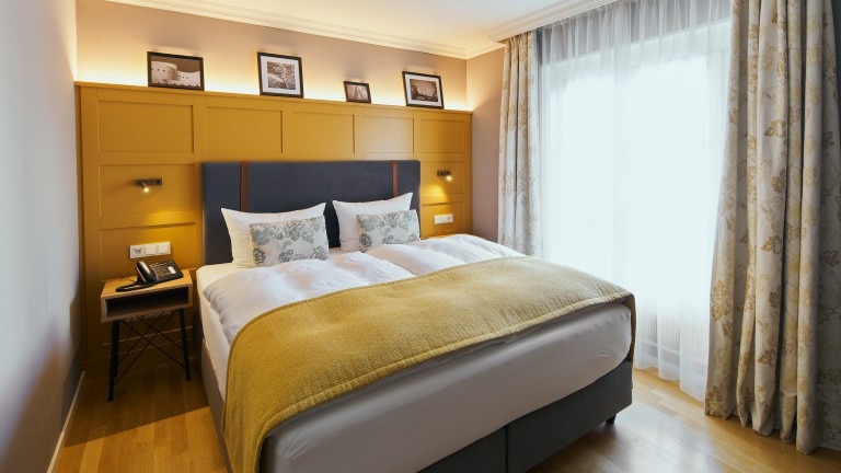 Tweepersoonsbed in de standaard kamer grapefruit.