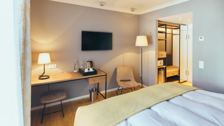 Standaard kamer grapefruit met bureau, zitje, televisie, kast, koffie-en theefaciliteiten.