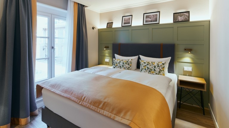 Standaard kamer orange met kingsize bed en links ramen.