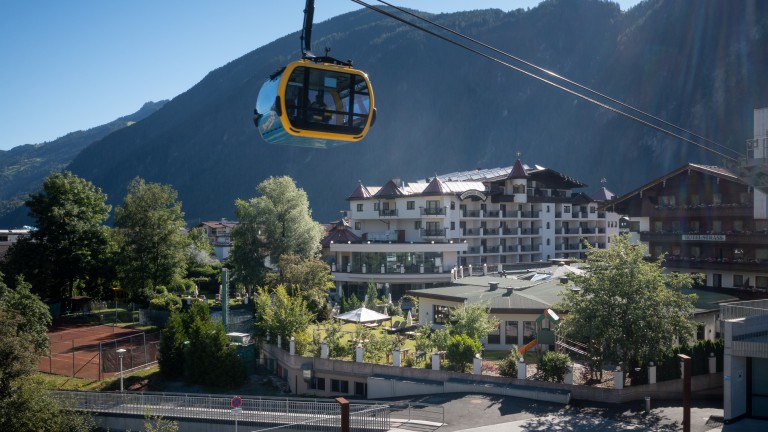 Skilift door de bergen.