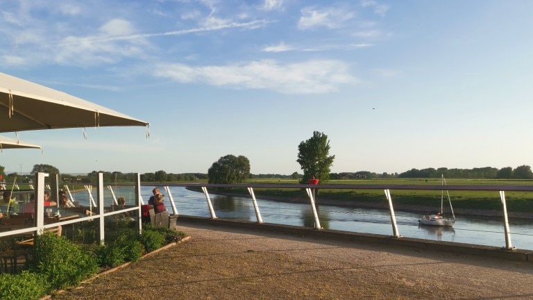 Die Atmosphäre des Kanals und einer Terrasse.