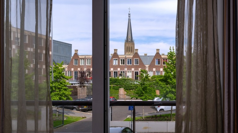 Blick auf das Zwei-Personen-Zimmer in einer Kirche.