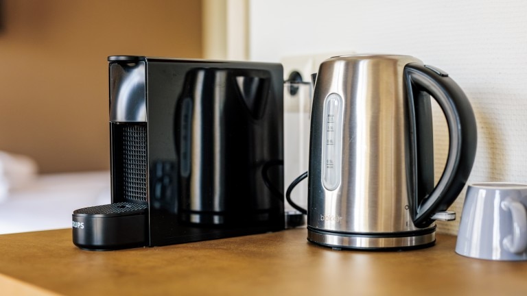 Wasserkocher und Nespresso-Maschine.