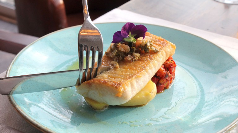Culinaire foto van een vis gerecht.