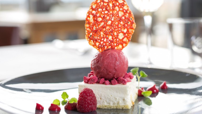 Culinair gerecht van dessert met rood fruit en ijs.