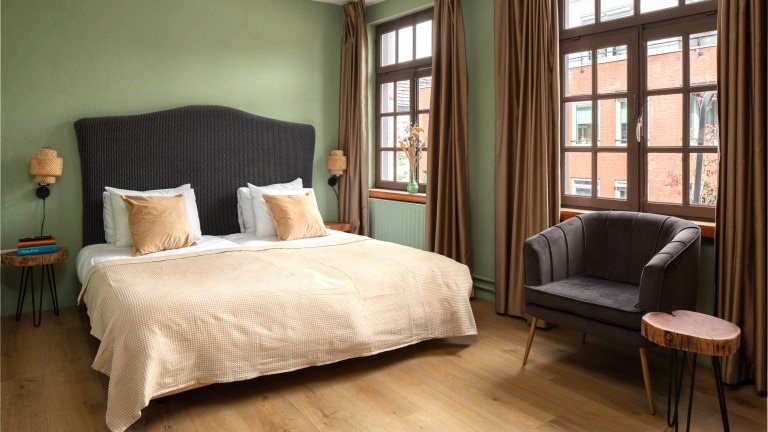 Deluxe kamer met tweepersoonsbed en zitje