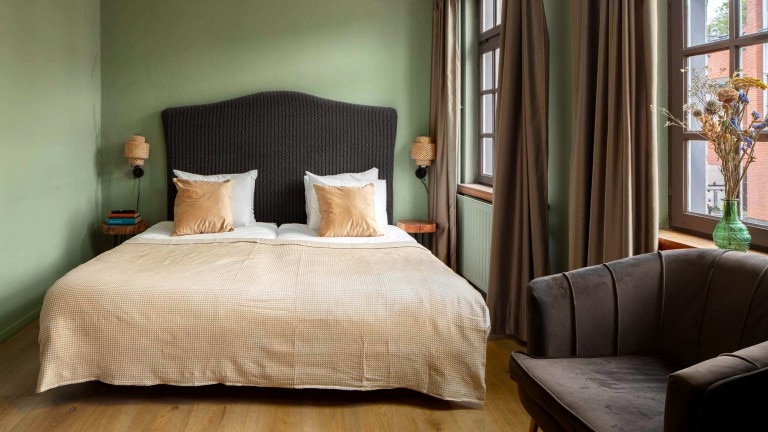 Deluxe kamer met tweepersoonsbed en zitje