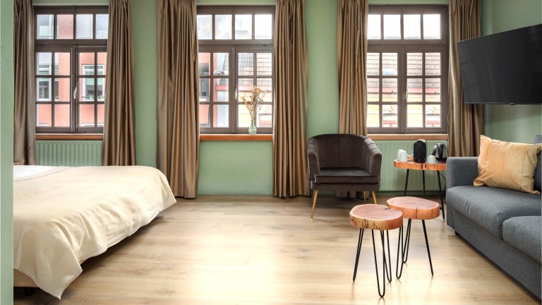 Deluxe kamer met tweepersoonsbed en zithoek