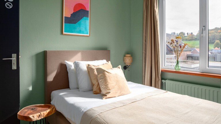 Eenpersoonskamer met eenpersoonsbed.