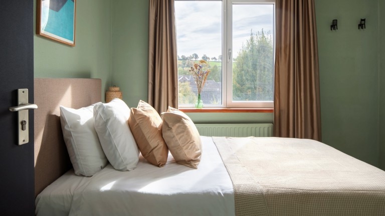 Eenpersoonskamer met eenpersoonsbed.