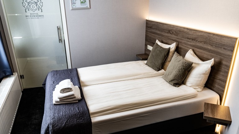 Hotelkamer met gescheiden bedden.