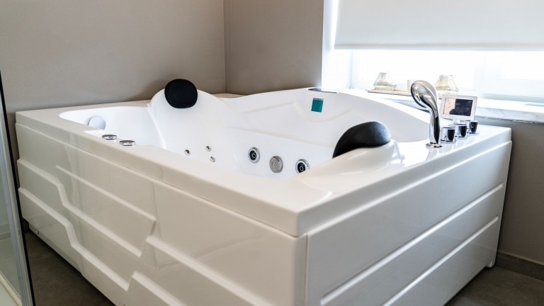 Bubbelbad van de suite hotelkamer.