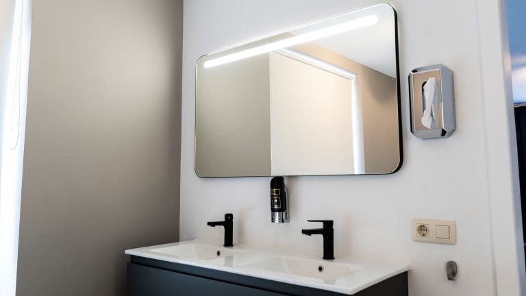 Tweepersoons wasbak met spiegel met lamp.