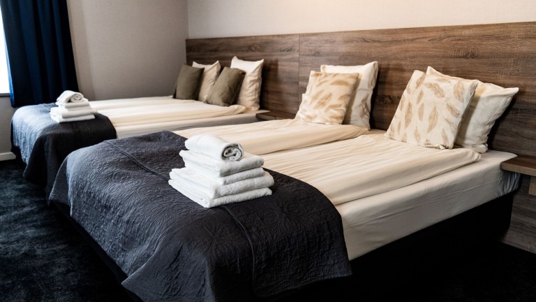 Hotelkamer met twee keer tweepersoons gescheiden bedden.