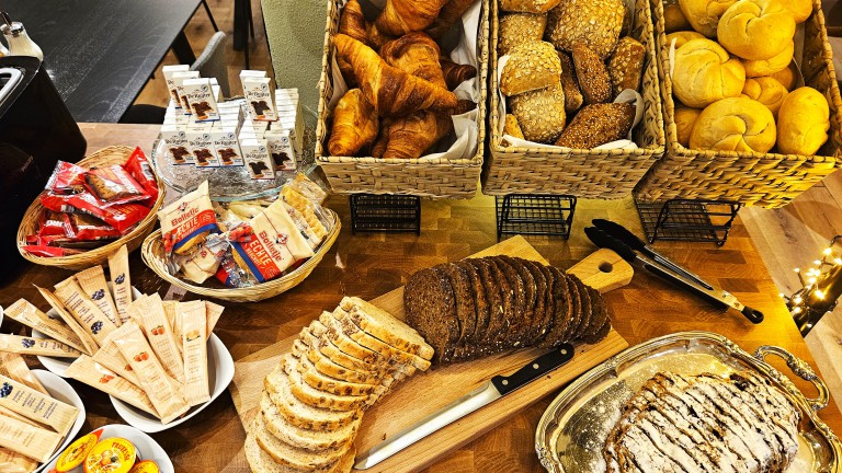 Ontbijtbuffet van Hotel de Korenwolf.