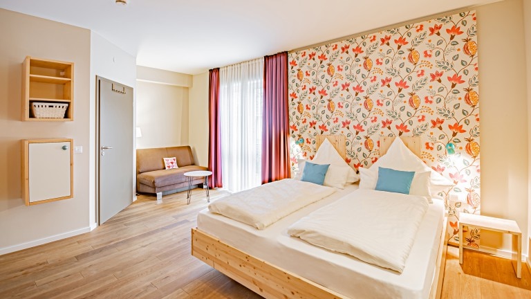 Komfortables Zimmer für Gäste mit eingeschränkter Mobilität Johannishof Wein-Cafe und Gästehaus