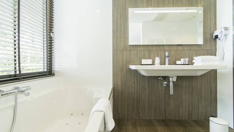 Comfort kamer ensuite badkamer en bubbelbad - Van der Valk Hilversum De Witte Bergen