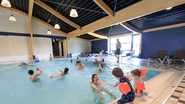 Binnenzwembad - Camping en Villapark De Paardekreek