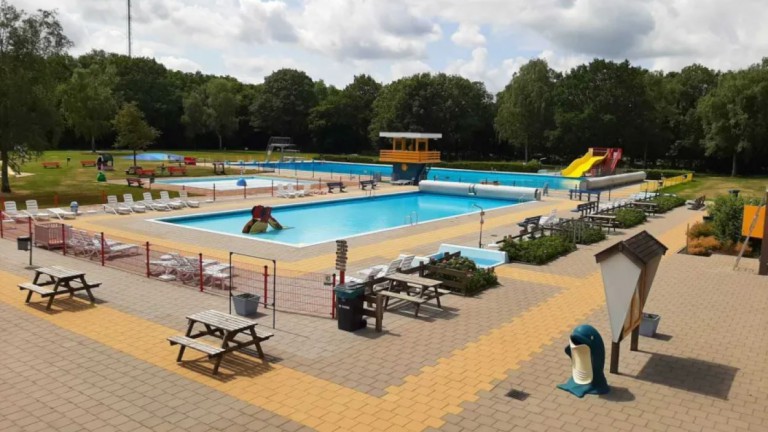 Zwembad aan de overkant - Bungalowpark Het Bosmeer