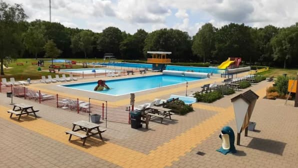 Zwembad aan de overkant - Bungalowpark Het Bosmeer