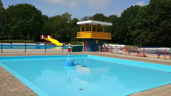 Zwembad aan de overkant - Bungalowpark Het Bosmeer