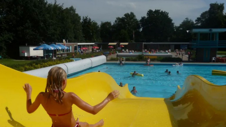 Zwembad aan de overkant - Bungalowpark Het Bosmeer